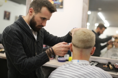 Head shaving with a dangerous razor: Photo 5