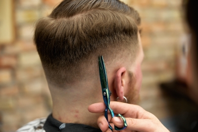 Head shaving with a dangerous razor: Photo 3
