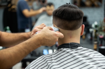 Head shaving with a dangerous razor: Photo 1